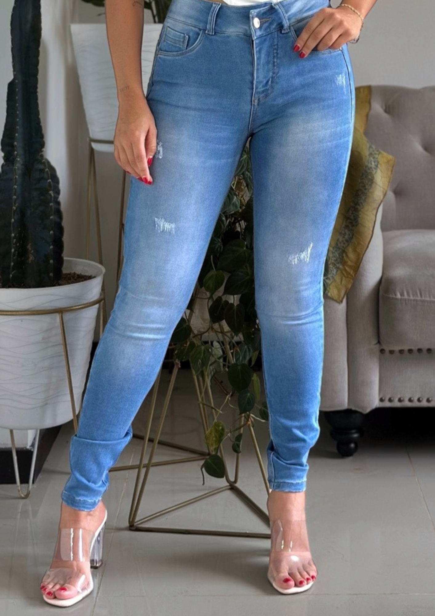 Jean Skinny Push Up Tiro Alto – Azul Medio Claro con Desgastes (Ref. 2505)