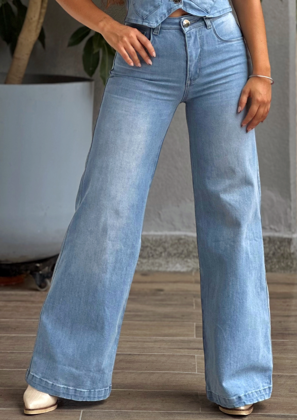 Set Flare tono medio - Chaleco tipo Sastre + Jean Flare